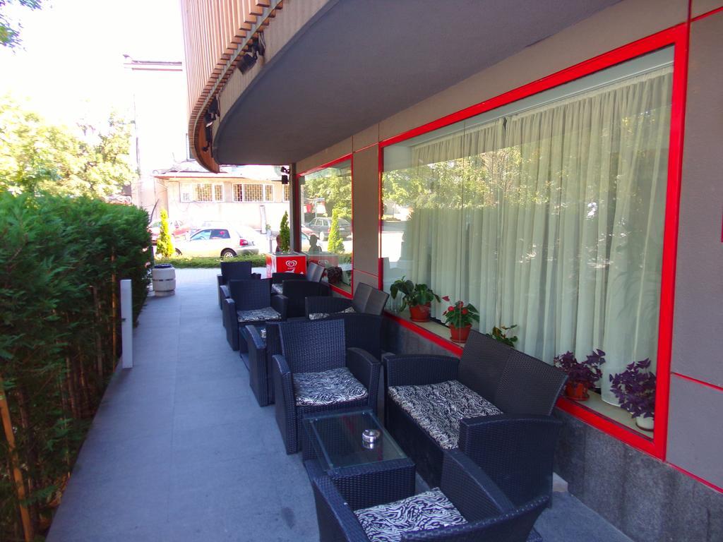 Universal Hotel Dupniza Exterior foto
