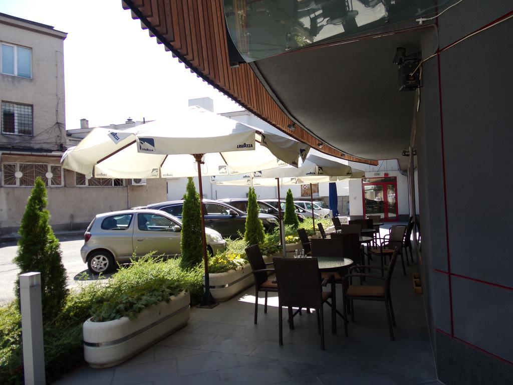 Universal Hotel Dupniza Exterior foto